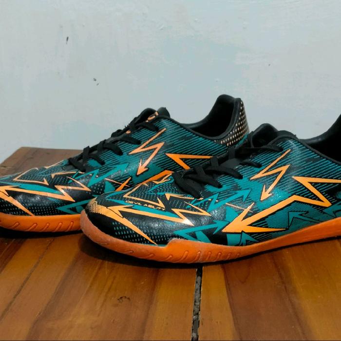 sepatu futsal anak merek  CALCI