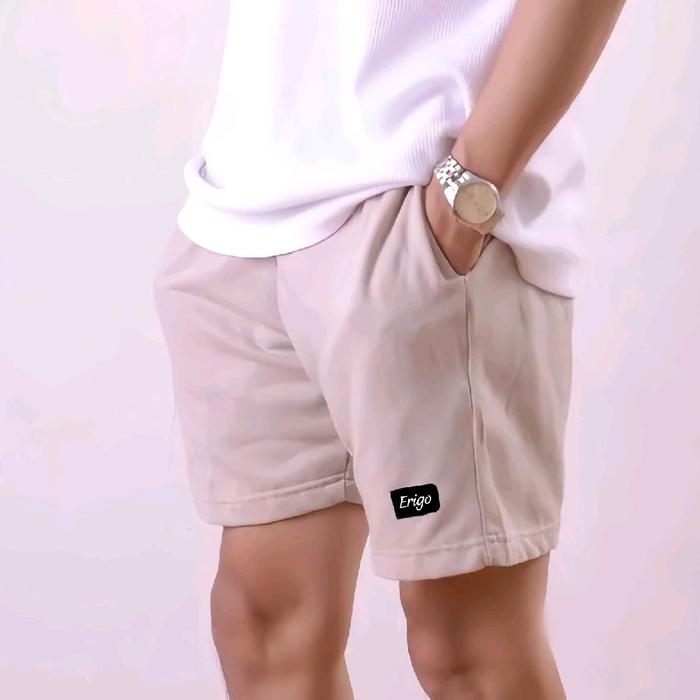 Erigo Celana Pendek Chinos Pria Dewasa dengan Logo Hitam di Sisi Kanan