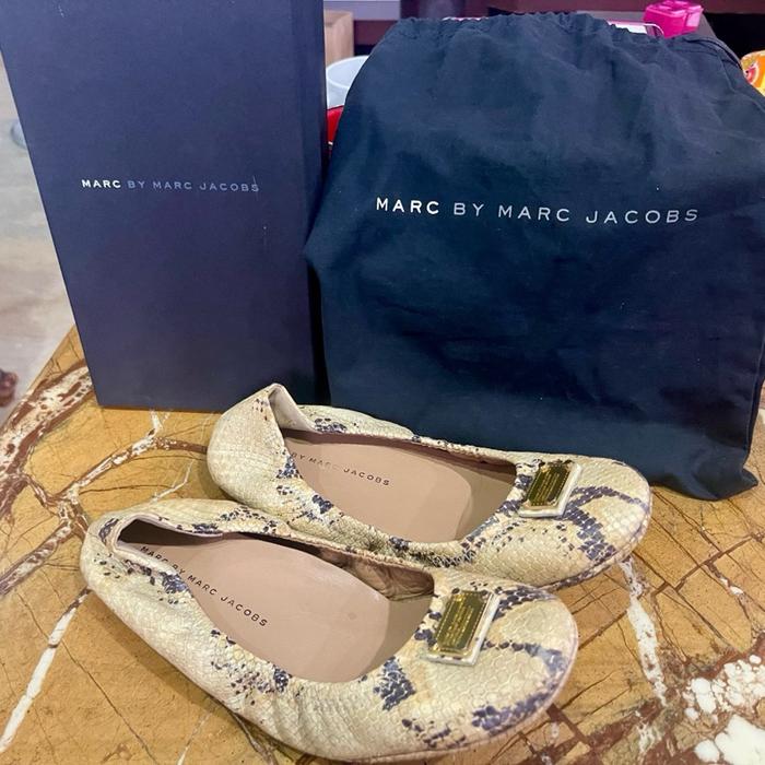 Marc by Marc Jacobs Sepatu Flats Shoes Ballet Size 37,5 Bahan Kulit Sapi Warna Beige Hardware Gold P