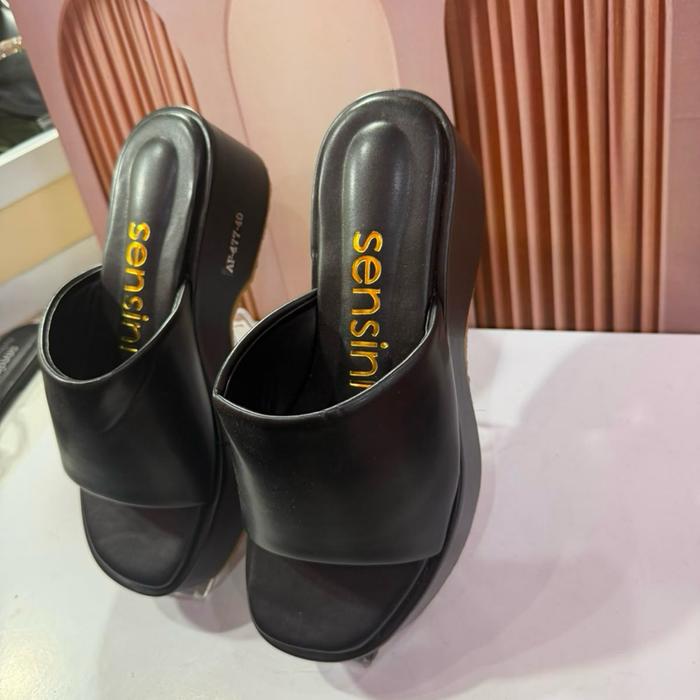 Sensin Sandal Wanita Hitam dengan Desain Elegan dan Nyaman untuk Keseharian