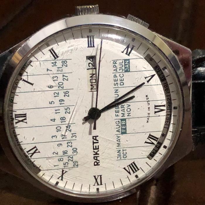 Raketa Vintage Manual Jam Tangan Pria Buatan Rusi dengan Tampilan Romawi dan Tanggal