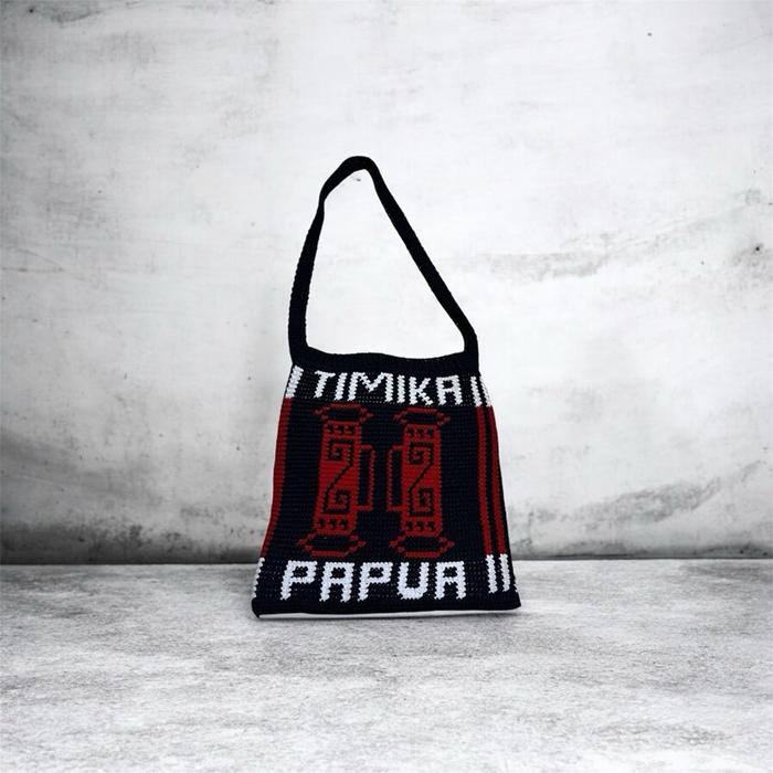 Noken Agiya  Papua TIFA Timika Tas Rajut Hitam Merah Kuning dengan Logo Gambar Trofi