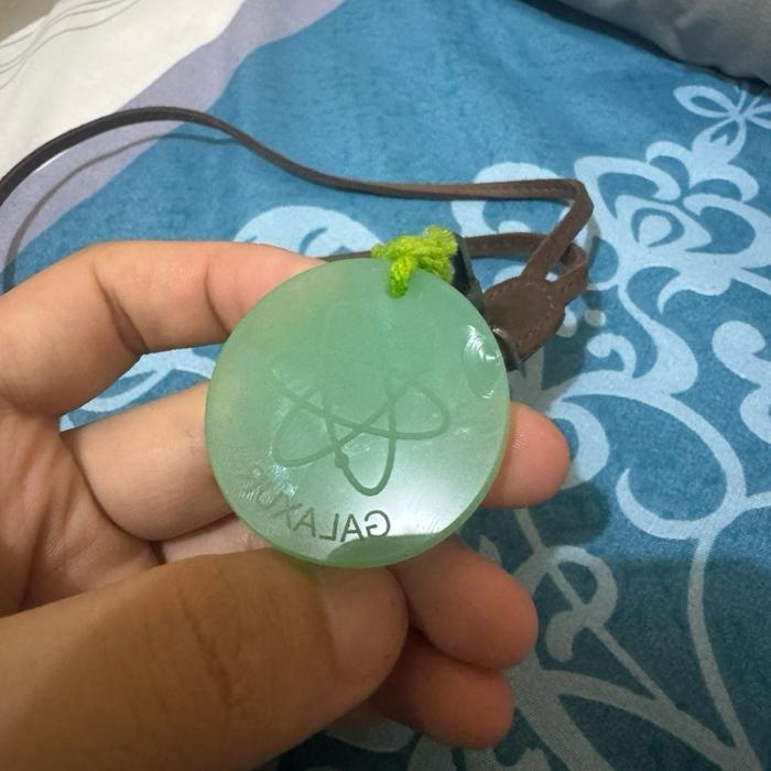 Galaxur Kalung dengan Tali Kulit dan Gantungan Hijau Terang