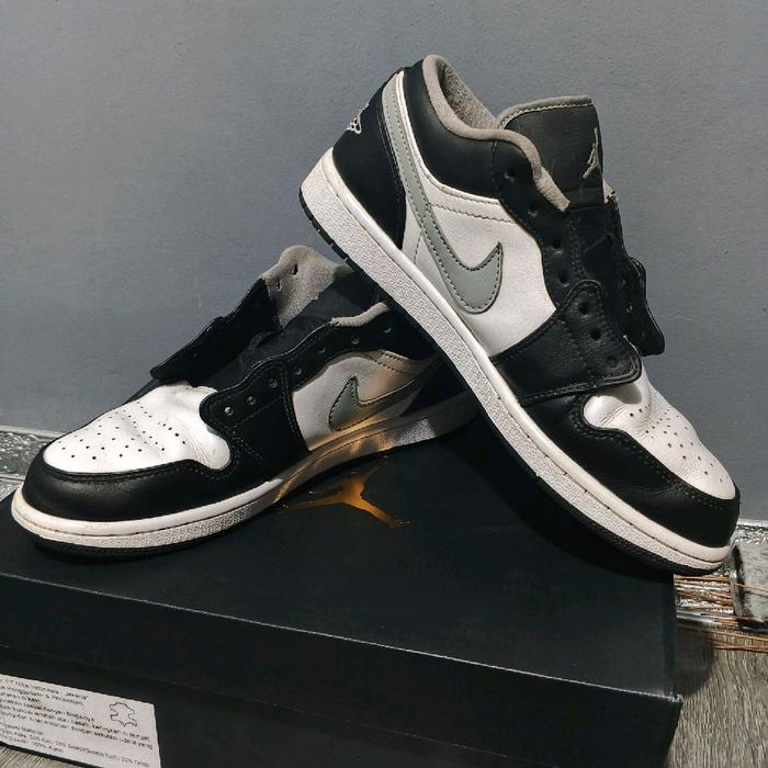Nike Air Jordan 1 Low Smoke Grey Sepatu Sneakers Pria Hitam Putih dengan Desain Klasik dan Nyaman