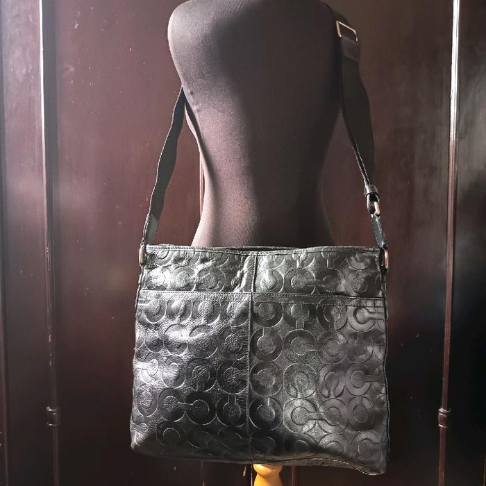 Sling Bag / Tas Selempang Pria Kulit Asli Ukuran Sedang Brand  C O A C H  Signature Black Genuine Le