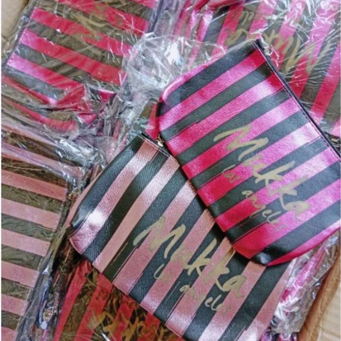 Mukka Pouch Make Up Merk Mukka dengan Desain Garis Merah dan Hitam untuk Penyimpanan Kosmetik