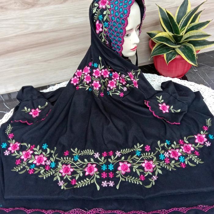 Mukenah Lajuran/Terusan Dasaran Hitam Motif Minang Bunga Cantik Elegan
