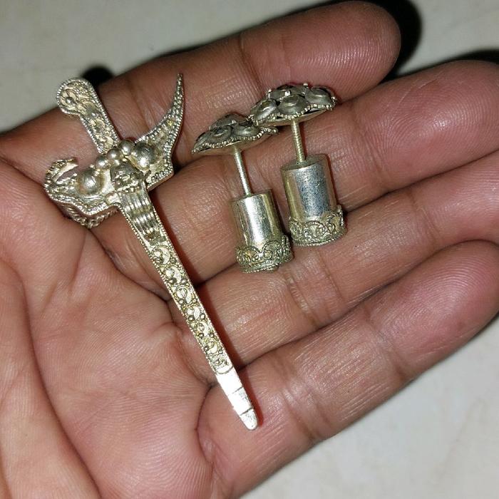Koleksi satu set barang antik ukuran kecil dari Perak,motif bros/pin keris mini dan anting