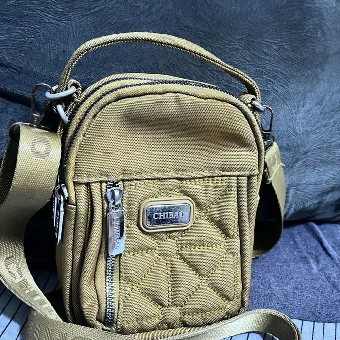 Chibao Tas Selempang Pria Hijau Army dengan Desain Elegan dan Praktis