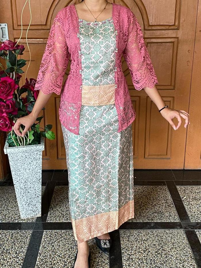 Stelan  kombinasi songket dengan renda/ Stelan songket  kebaya modern