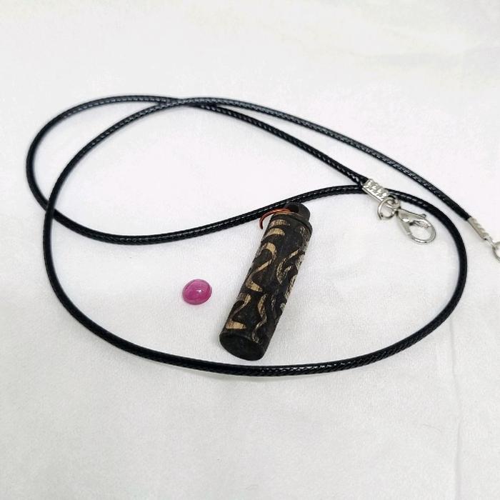 Kalung mus tik4 batu ruby / ruby mini liontin tabung ukir kaligrafi Permata ruby