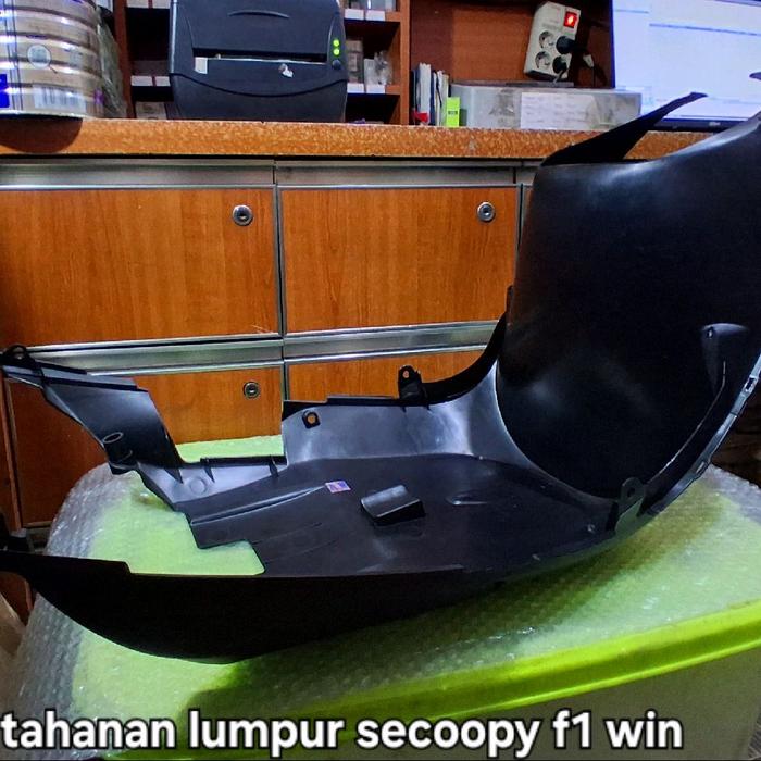 TAHANAN LUMPUR SCOOPY FI warna hitam merk win