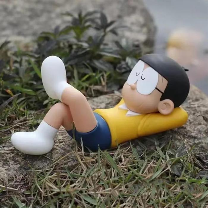 action figure / pajangan mobil nobita, doraemon