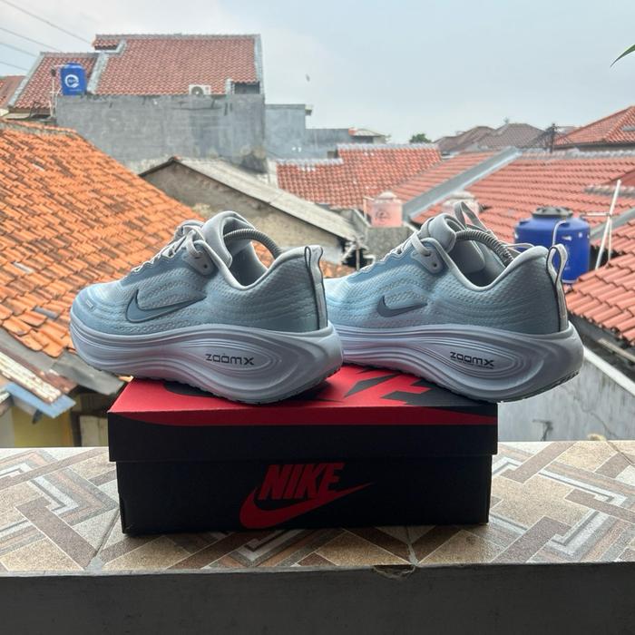 Nike Vomero ZoomX Flat Sneakers Pria - Sepatu Kasual Pria dengan Teknologi ZoomX - Semua Ukuran Ters