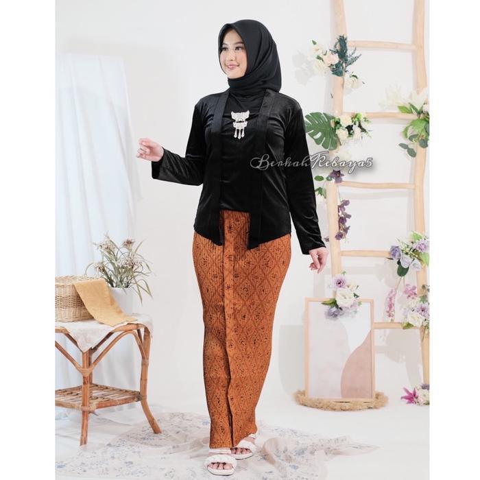 1 Set Kebaya Udru Kutu + Jarik Plisket Motif Sidomukti