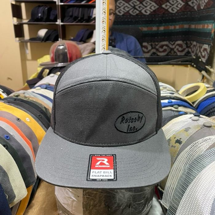Rejoshi Inc. Topi Flat Bill Snapback Abu-abu dengan Logo Rejoshi Inc. dan Label Riddell