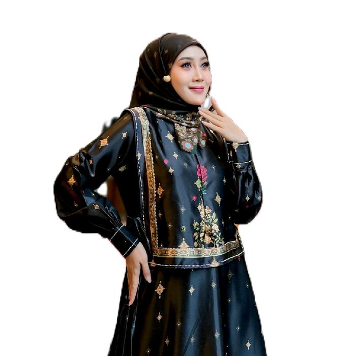 Bismillahirrohmanirrohim . Limited stok!! . NYONYA MENIR PUSPITA SHOW . Matterial Dada jersey polos 
