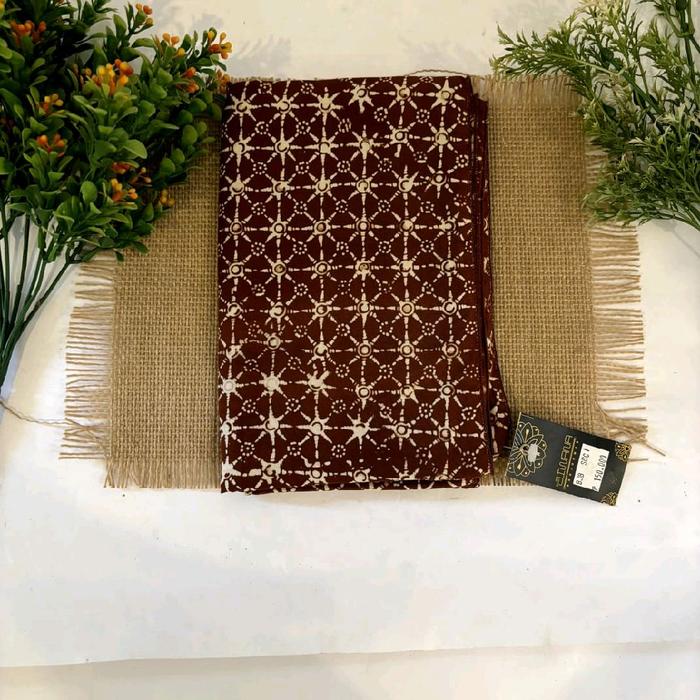 Syal Jiwana Motif Etnik Warna Marun dengan Detail Bordir Halus untuk Tampilan Elegan