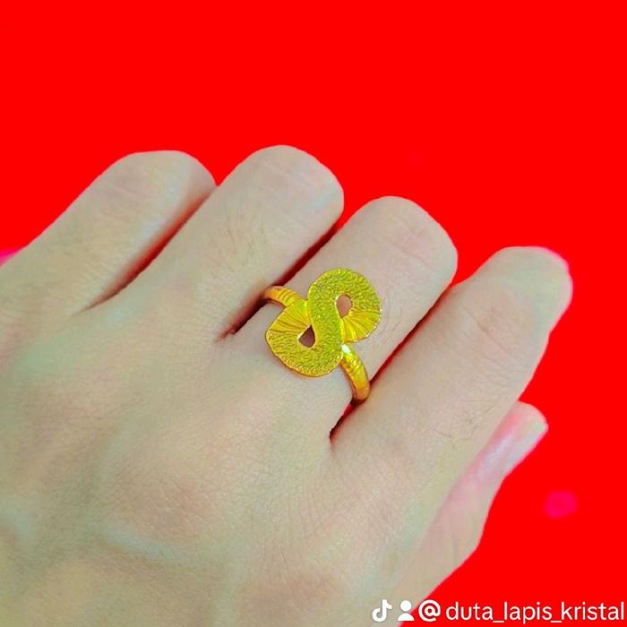 Cincin Huruf B diLapis Emas diBalut Kristal Premium