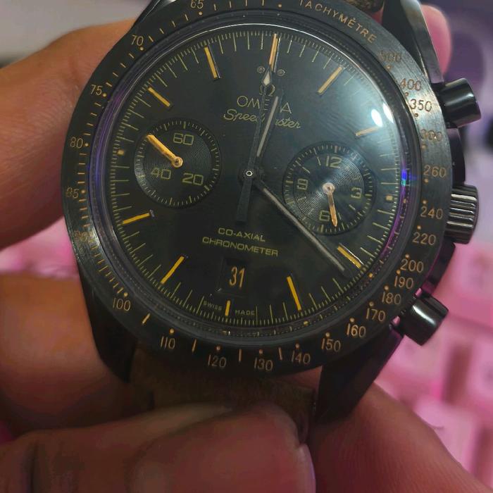 Omega Speedmaster Darkside Chronometer Co-Axial Tachymetre Jam Tangan Pria Hitam dengan Tampilan Chr
