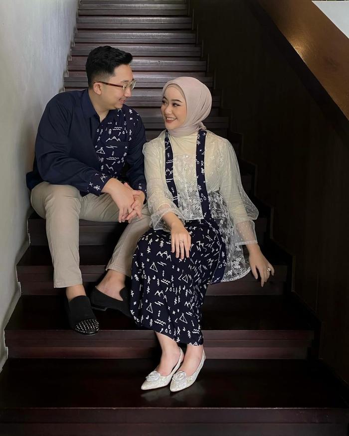 Solo Batik Store - Setelan kebaya couple brukat aplikasi katun jumputan kemeja pria lengan panjang b