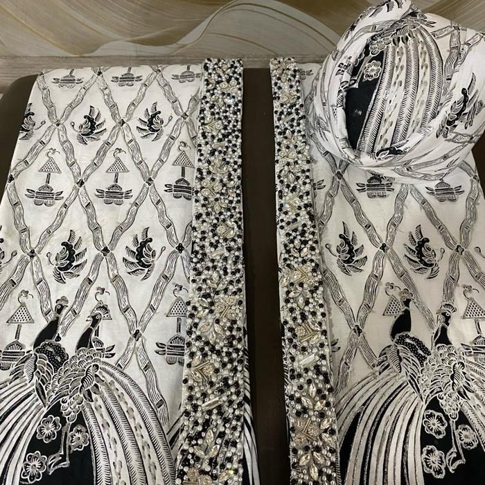 Kain jarik prada premium warna putih bersih ini sedang banyak di gandrungi oleh para MUA hits dengan