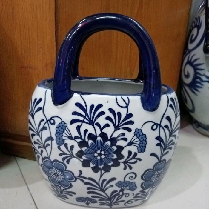 pajangan tas keramik biru putih