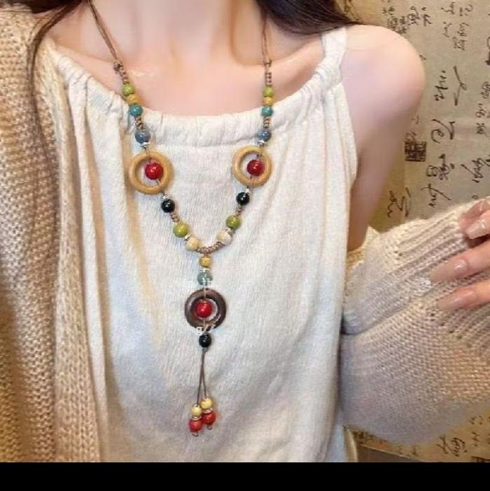 Kalung Batu Bulat Merah dengan Hiasan Bola-Bola Warna-warni dan Bulat Kecil