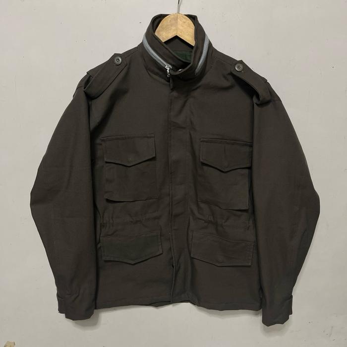 Jaket pria model M65 dengan desain utility klasik yang maskulin dan timeless. Cocok untuk aktivitas 