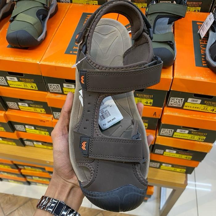Sandal watchout Pria brown dengan Desain Tali Kekinian dan Sol Nyaman untuk Aktivitas Sehari-hari ku