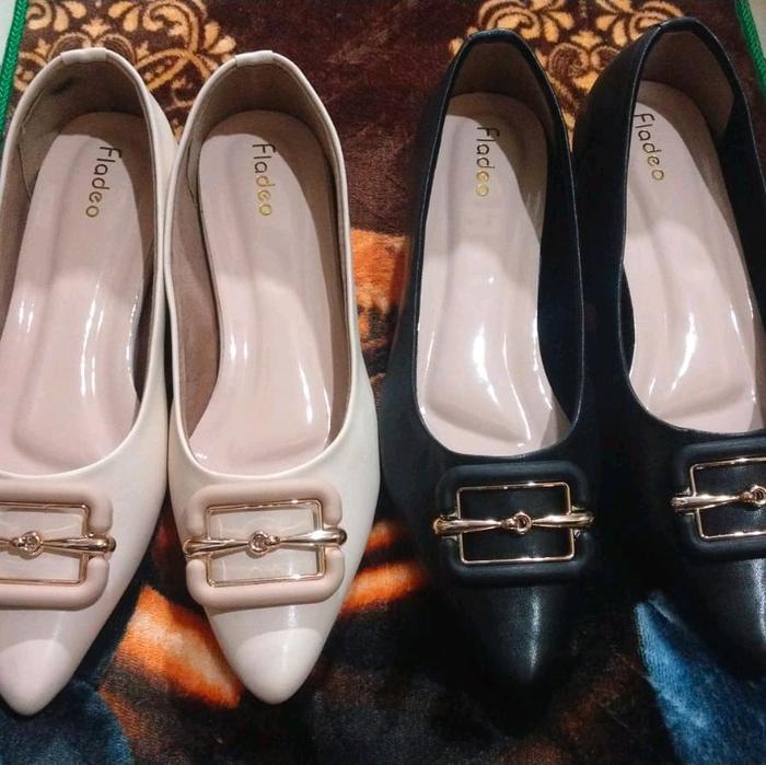 Fladeo Sepatu Wanita Elegan dengan Desain Buckle Hitam dan Putih untuk Tampilan Modern dan Menarik S