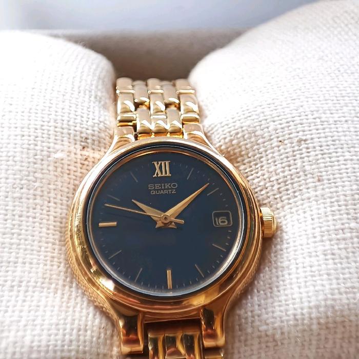 Seiko Vintage Ladies Rantai Gold Jam tangan klasik dengan desain yang menarik. Cocok untuk wanita ya