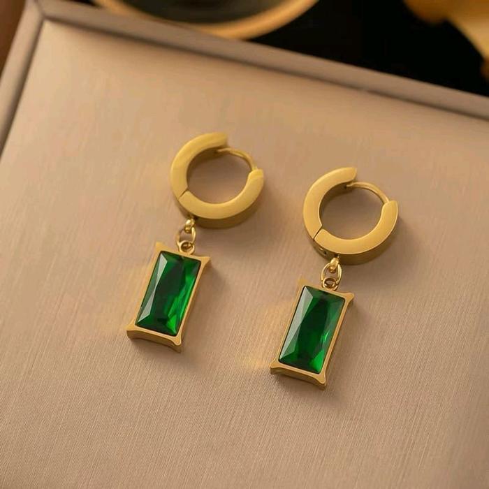 anting hijau titanium wanita cantik