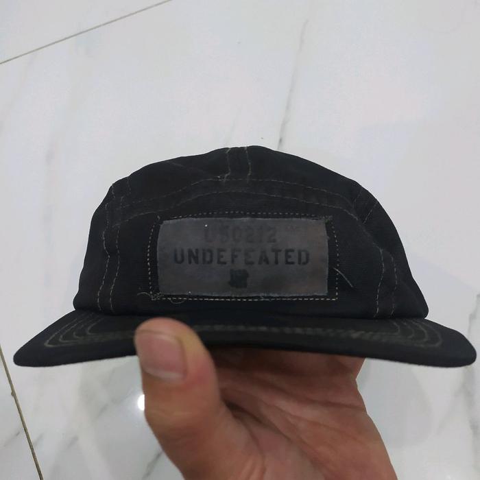 topi undefeated ada minus