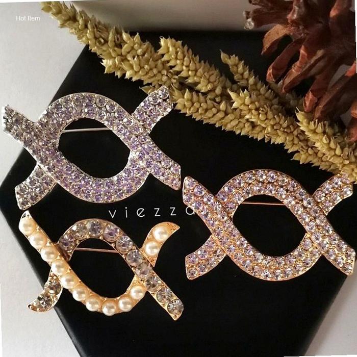 BROS WEARING KLAMBY PREMIUM HIGH INLAID ZIRCONIA ALICE BROOCH NAYANA BROOCH MONOGRAM | best seller