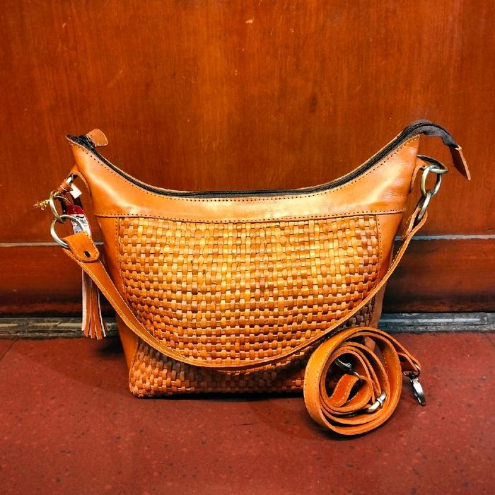 Tas Hobo Anyam Kulit Sapi Asli Jogja Wanita Selempang Ukuran 25x13x30 cm