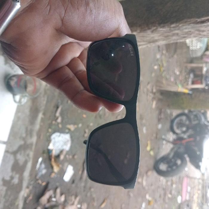 Rollies Kacamata Hitam Rollies Stylish dan Nyaman untuk Penggunaan Sehari-hari