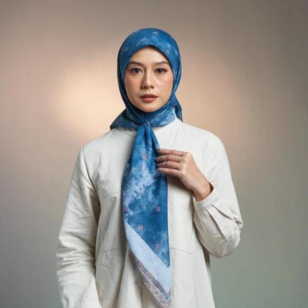 Dauky Hijab Motif Segi Empat Fancy Monogram Scarf