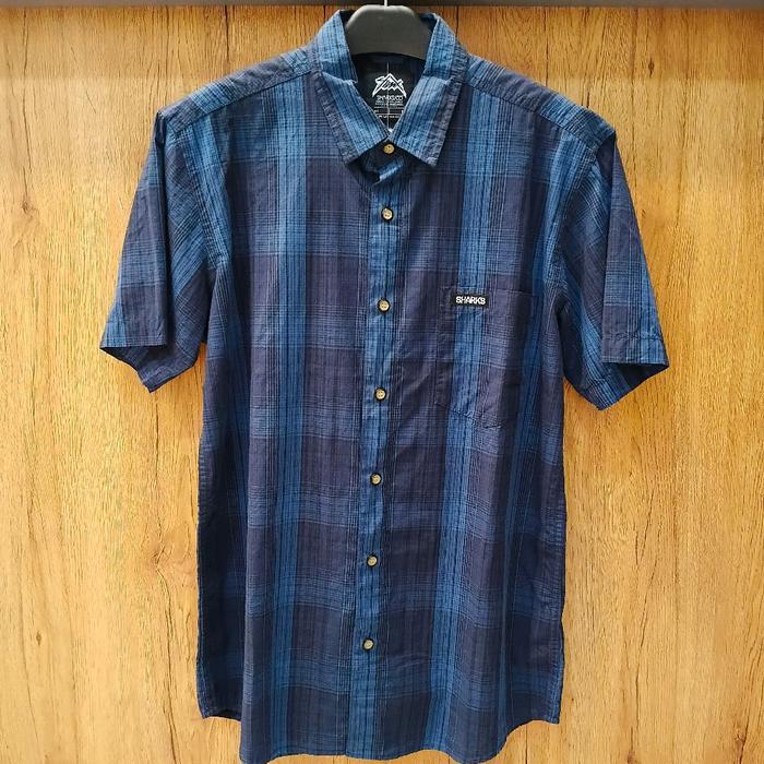 Kemeja Sharks.co Pria Lengan Pendek Plaid dengan Logo "Sharks" di Dada - Pakaian