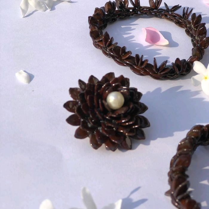 bross aksesoris dari biji petai cina