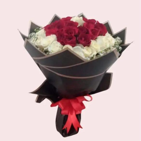 Buket Bunga Mawar Segar Mix Merah Putih Dengan Kreb Hitam Dan Kartu Ucapan Gratis - Bunga Buket Good