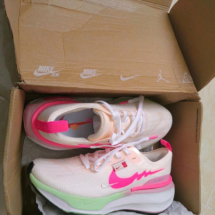 sepatu running ZoomX Dragon Pink