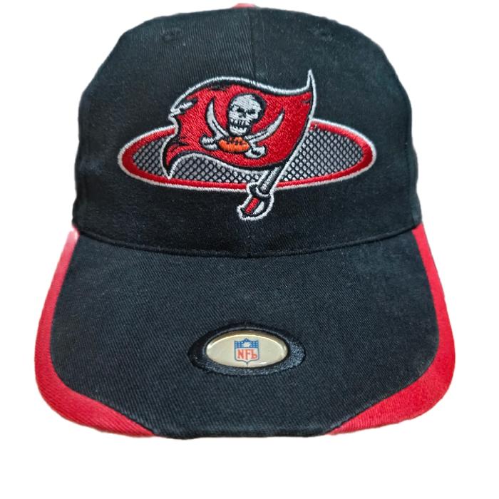 Topi Tampa Bay Buccaneers NFL ProLine Sports Specialties Topi Olahraga Hitam dengan Logo Merah dan P