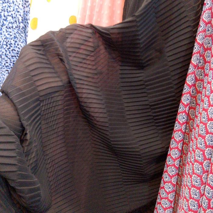 Kain Sifon Plisket Hitam Polos – Cocok untuk Dress, Tunik, & Hijab Modern