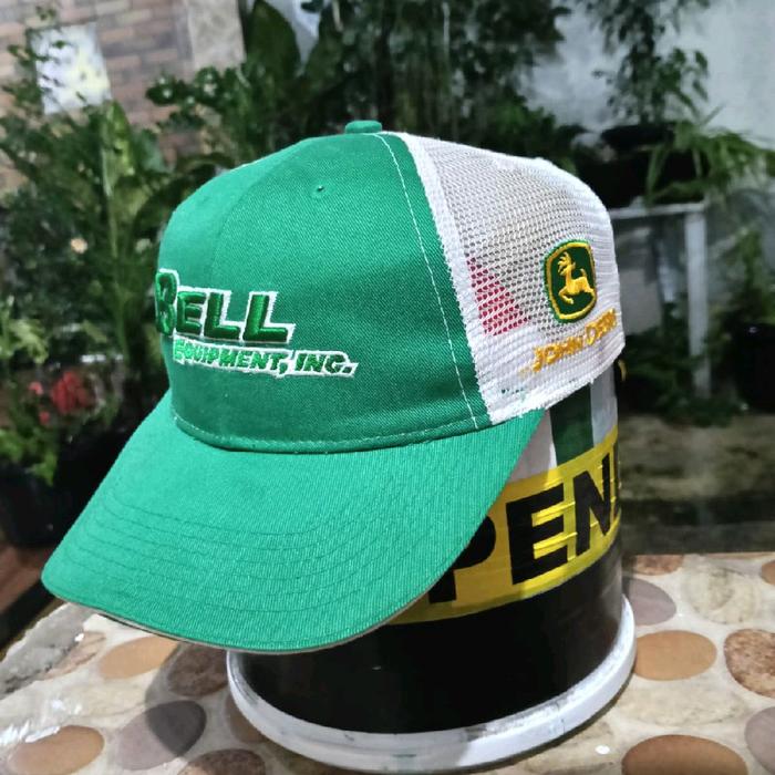 John Deere Topi Trucker Hijau Putih dengan Logo Bell Equipment Inc. untuk Gaya Outdoor Anda