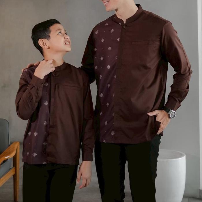 KEMKO BAJU KEMEJA KOKO DEWASA DAN ANAK ANAK MOTIF BATIK SEBELAH BAHAN KATUN TOYOBO WARNA MAHOGANY BU