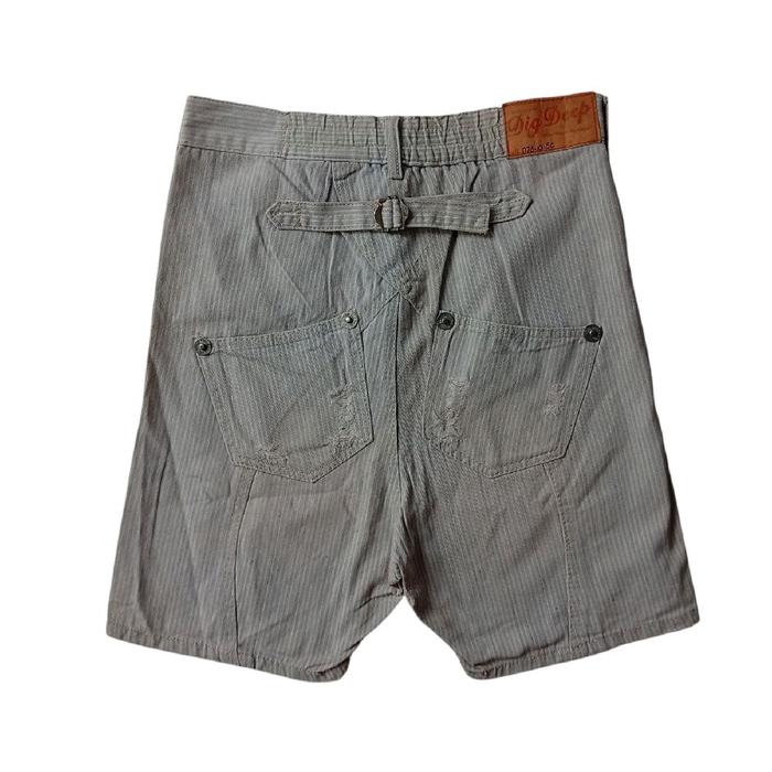 Dig Deep distressed stripe short pants