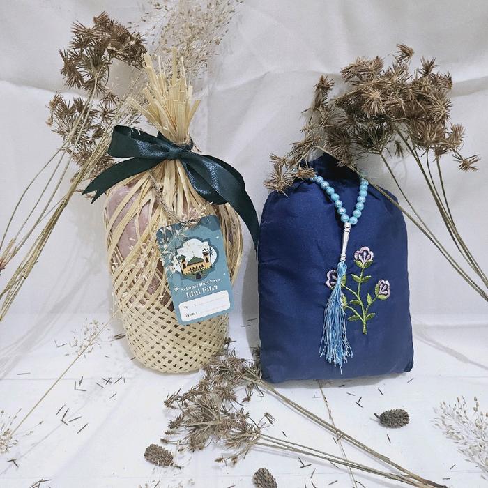 Hampers mukena , hijab dan cemilan kekinian