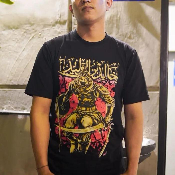 Kaos Cetak Pahlawan Muslim Keren dengan Desain Grafis Detail Kaya, Kaos Pria Wanita Kasual dengan Na
