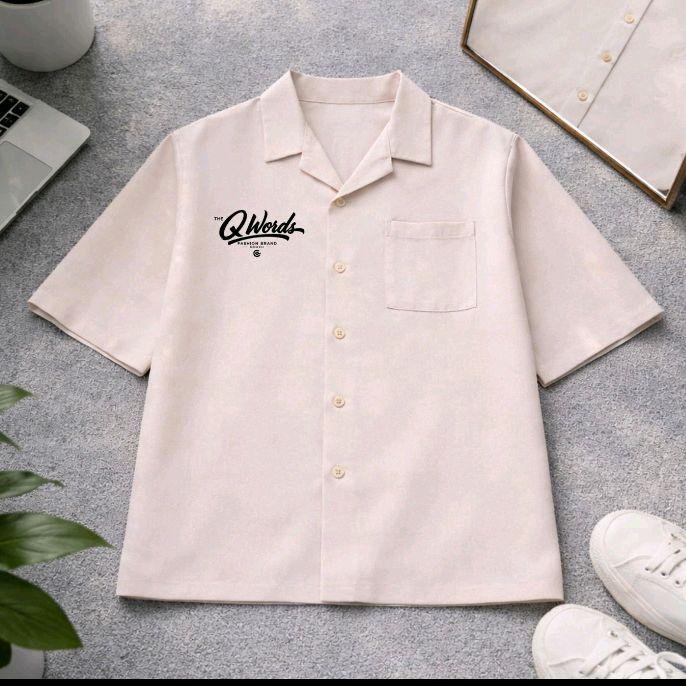 QWords Kemeja Pria Lengan Pendek dengan Saku Depan dan Desain Logo Elegan untuk Gaya Santai